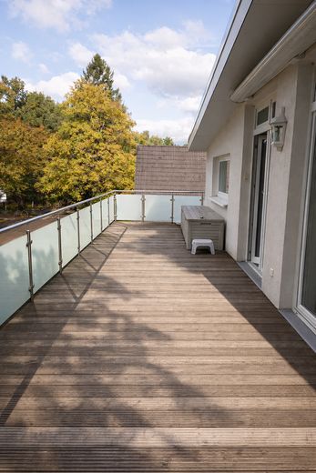 Dachterrasse mit Glaspaneelen