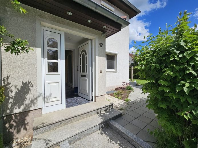 "Schollehaus" gesucht?
Reihenendhaus mit kleinem Garten und Garage – Hauseingang