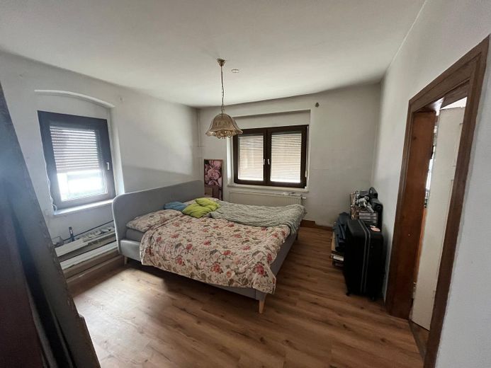 Dom jednorodzinny z przestronną częścią mieszkalną, tarasem i dwoma miejscami parkingowymi – Schlafzimmer