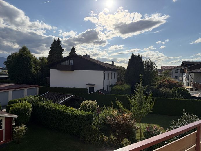 Mooie, ruime 3-kamerwoning 90m² met zuidwestbalkon en droomuitzicht in Rosenheim-Pang – Balkon