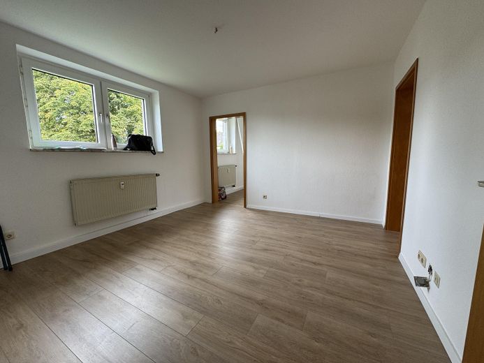 yeni zeminli, aydınlık 3 odalı daire, hemen taşınmaya hazır – Raum 1