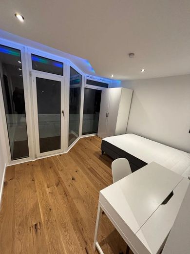 Bright shared-flat room looking for a new resident/ Kreuzhofstraße 6, Munich/ WE41 / room 3 – Schlafzimmer