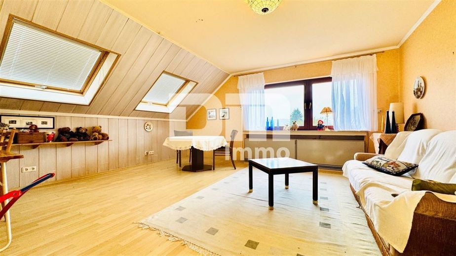 Gepflegtes 1 bis 2 Familienhaus in gesuchter Ortsrandlage mit Panoramablick – OG / DG Wohnzimmer
