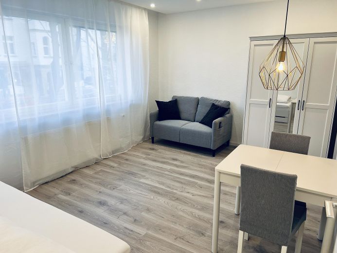 Moderne vollmöblierte 1-Zimmerwohnung mit Blick in die Stadt – Foto 1