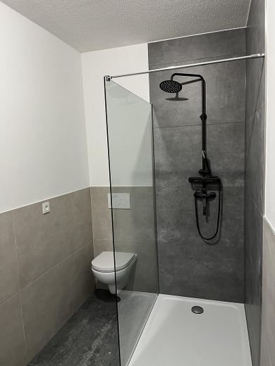Dachgeschosswohnung mit Balkon und neu saniertem Badezimmer – Bad mit begehbarer Dusche