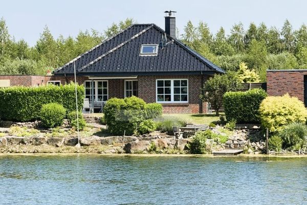 Emsland, bezpośrednio nad jeziorem Lünner See – wolnostojący dom jednorodzinny w wyjątkowej lokalizacji nad jeziorem