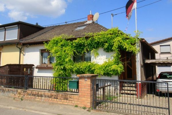 Rare edge-of-field location: small house with potential for your living ideas
