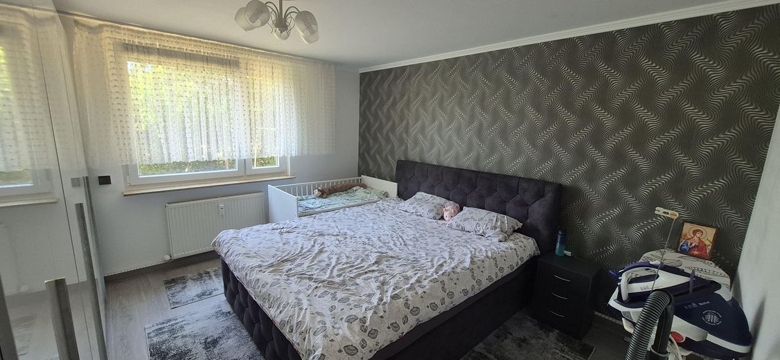 Appartement moderne de 4,5 pièces, 105 m², de plain-pied avec 2 balcons dans un cadre calme en lisière de forêt à Mühlacker – Elternschlafzimmer