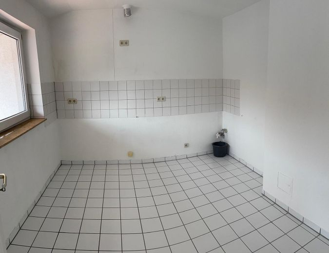 Küche mit Fenster zur Terasse