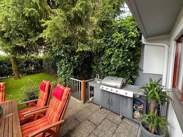 Terrasse mit Sommerküche