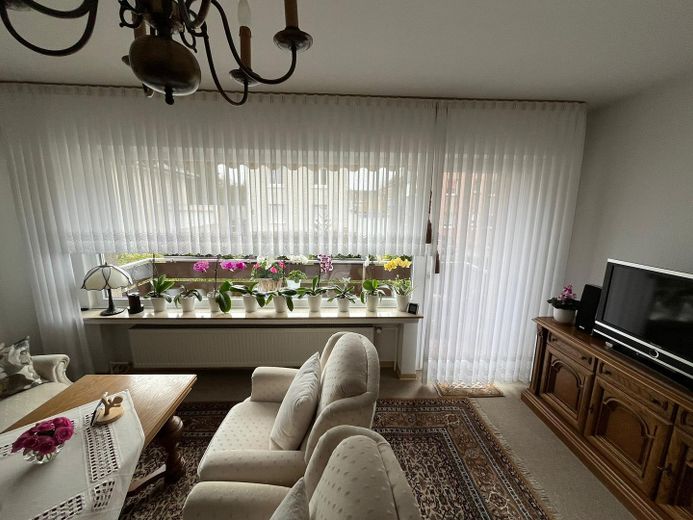 Wohnzimmer mit Balkonzugang