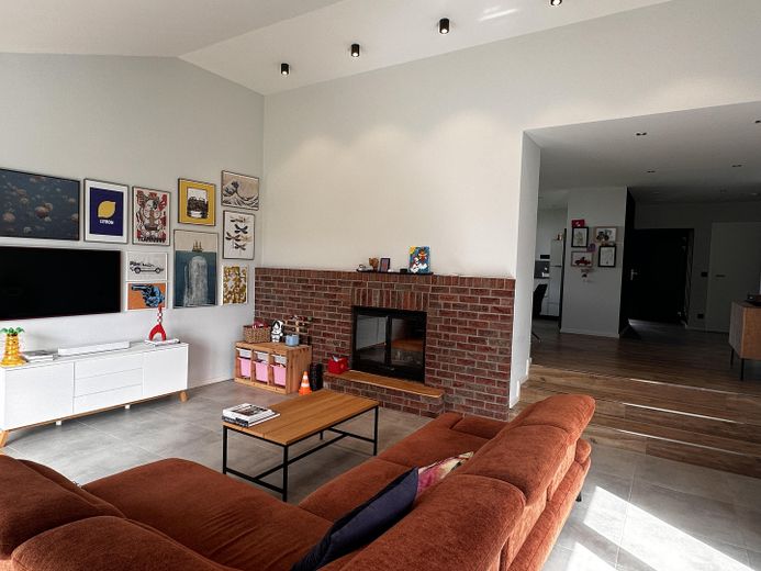 Modernes Einfamilienhaus in Feldrandlage – Wohnzimmer Deckenhöhe