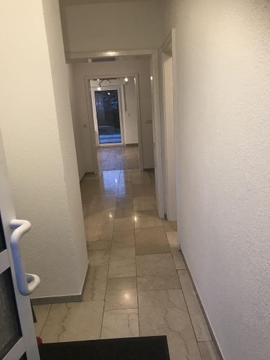 Posizione unica: edificio commerciale e casa unifamiliare direttamente al confine svizzero, presso la stazione ferroviaria – Flur