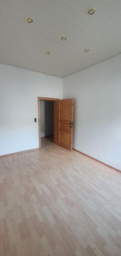 Dom wielorodzinny z lokalem użytkowym w najlepszej lokalizacji   Taras/Garaż/tereny otwarte itp... przy głównej ulicy – Kinderzimmer 1.OG