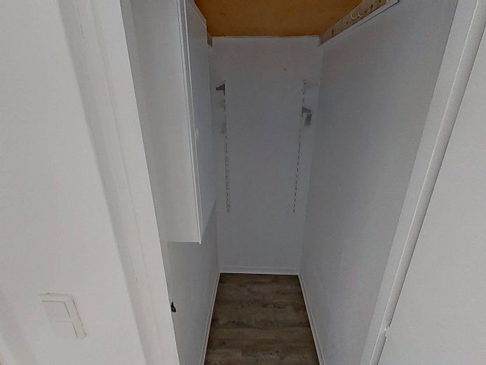 Luminoso apartamento de 3 habitaciones, bien distribuido, con BALCÓN y baño con bañera en el sur de Burgdorf – Abstellraum