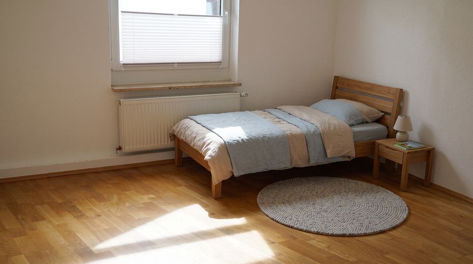Charme historique. Confort de vie moderne. Un chez-soi avec du caractère. – Schlafzimmer 4 möbliert (KI)