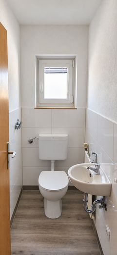 Helle Wohnung mit großzügigem Wohnbereich, Einbauküche, Balkon und eigener Garage – Foto 16