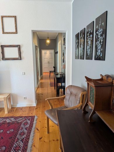 Friedrichshain'de balkonlu bakımlı 2 odalı eski bina dairesi – özelden, komisyonsuz – Blick vom Wohnzimmer in Diele