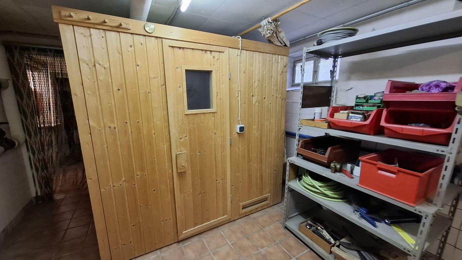 Maison bifamiliale avec jardin mature + 2 garages dans un bon emplacement, sans commission pour l’acheteur – Sauna