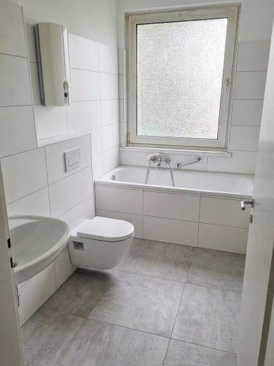 Modernisierte Wohnung mit 2,5 Zimmern, Balkon und Garten (Unterstr. 72) – Bad