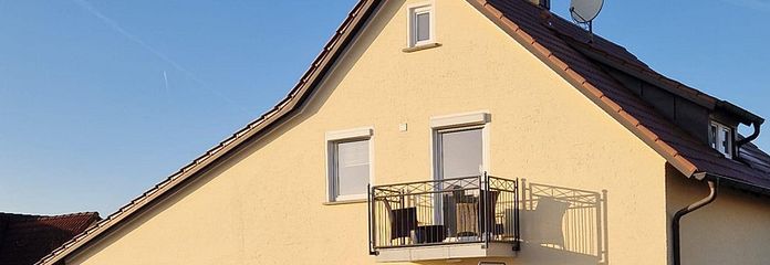 geräumiges Mehrfamilienhaus mit Garagen in Maxhütte-Haidhof – Hausansicht