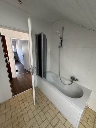 Renovierte Erdgeschoss- und Dachgeschosswohnung mit toller Aussicht zu vermieten – Wohnung Dachgeschoss