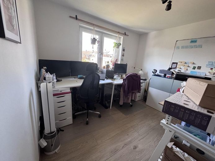 Vertragsfreie 4-Zimmer-Neubauwohnung mit TG-Stellplatz und großem Balkon in ruhiger Lage – Büro