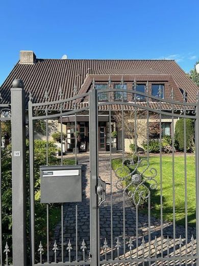 Möblierte Einliegerwohnung mit Gartennutzung und separatem Eingang sehr gute Ausstattung – Gesamtansicht mit Haubteingang