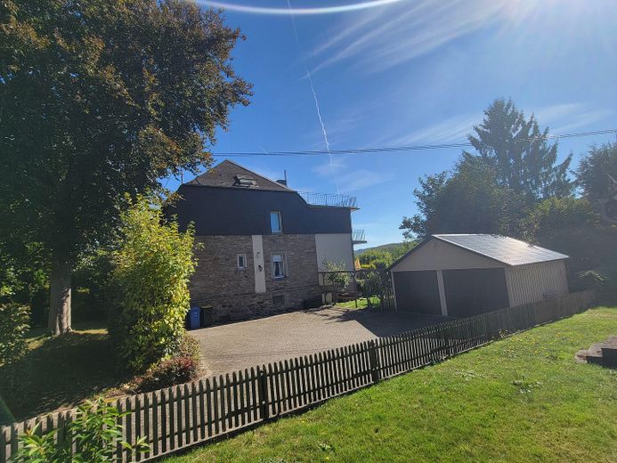 Haus rechts mit Doppelgarage 