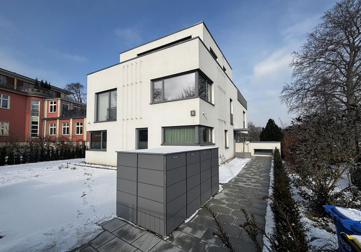 Eingangsweg mit Müllschrank