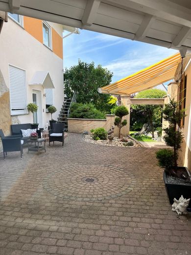 Mehrgenerationenhaus mit zwei Wohneinheiten, Garten und Pool – Innenhof