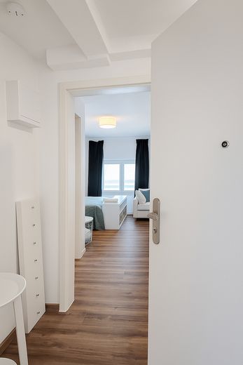EOS urban living – Appartement meublé d’une pièce dans le Nordend – Blick in die Wohnung
