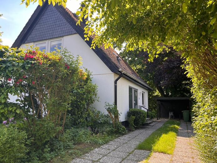 Ruhige Lage mit grossem Garten am Ende einer Sackgasse – Zufahrt zum Carport