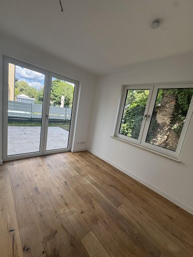Traumhafte 4 Raumwohnung mit großem Garten in einer Villa – Foto 8