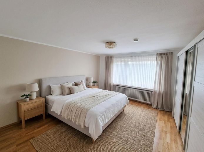 Großzügiges Einfamilienhaus mit 4 Garagen – Provisionsfrei – Ideal für große Familien – EG Schlafzimmer KI-generiert