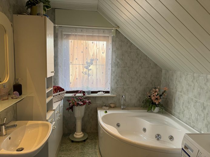 „Großzügiges Tageslichtbad mit