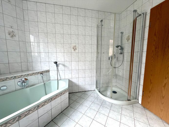 225 qm Familienglück auf 2 Ebenen + Toller Garten, Sauna & Kamin – Vollbad EG
