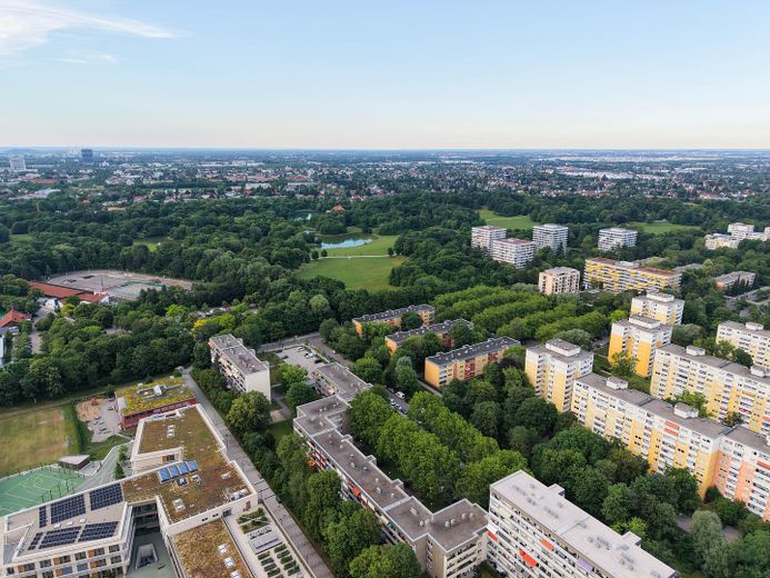 Commission-free & immediately available! 3-room apartment with loggia near Ostpark! – Umgebung