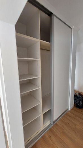 Praktischer Wandschrank