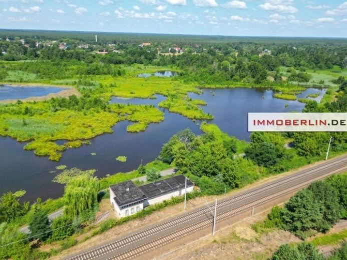 IMMOBERLIN.DE - Vista sull’acqua! Ex cabina di segnalazione con potenziale di ristrutturazione in posizione naturalistica – Foto 1