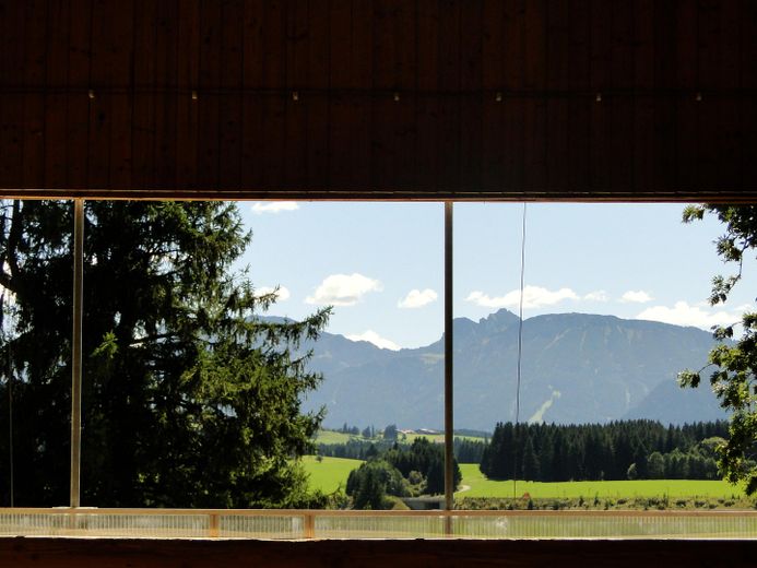 Traumimmobilie für Pferdeliebhaber im Allgäu mit Reithalle und einmaligem Alpenblick – Ausblick Reithalle