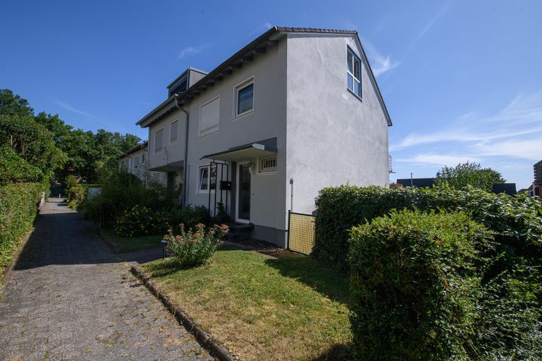 Frontseite mit Vorgarten