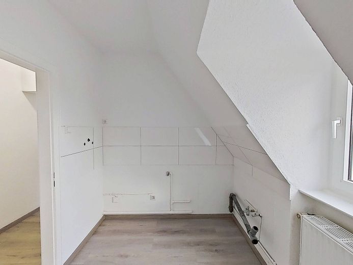Jasne 3-pokojowe mieszkanie na poddaszu z nowoczesną łazienką z wanną, w odległości spaceru od centrum miasta – Ansicht II: Küche