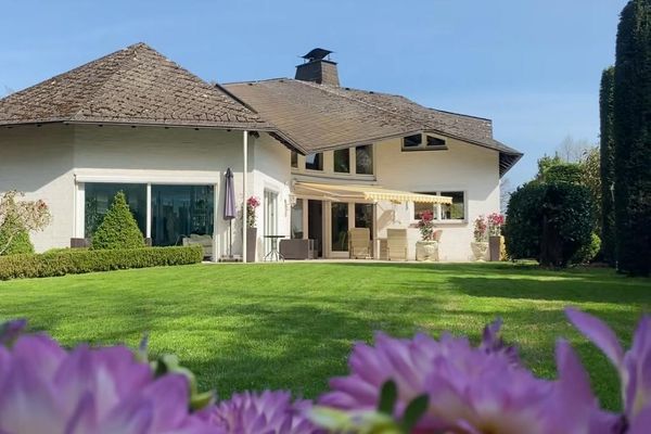 Exclusive architect-designed villa with indoor pool in Großburgwedel near Hanover