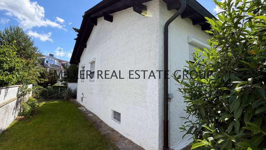 Seltene Gelegenheit in Ingolstadt-Unterhaunstadt: Großzügiger Bungalow mit Vollkeller, Doppelgarage, Garten &amp; Ausbaupotenzial! – Außenansicht