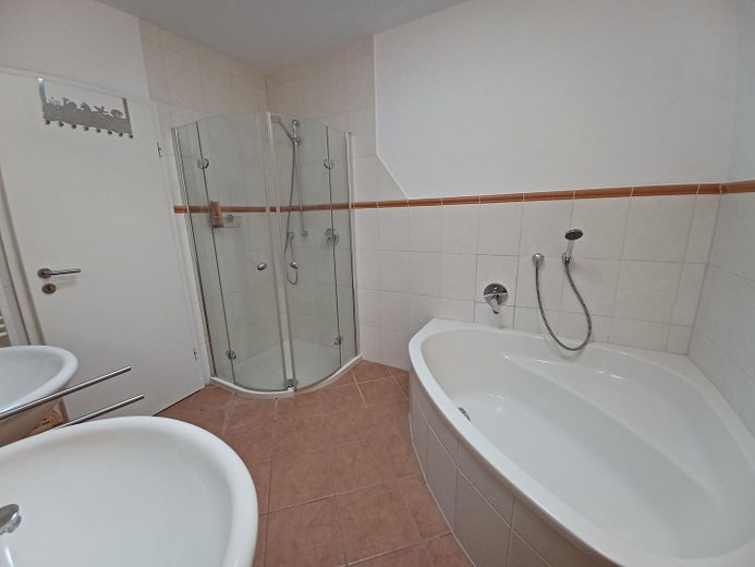 Bad mit Badewanne und Dusche