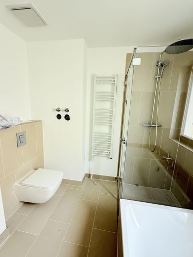 Erstbezug & provisionsfrei! Moderne 3-Zimmer-Wohnung mit 2 Balkonen und Aufzug H9-29 – Badezimmer