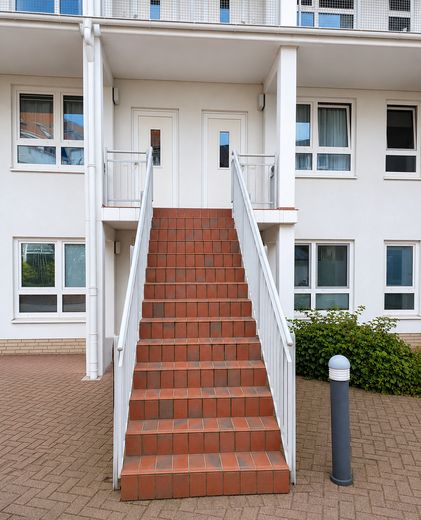 Gepflegte 2-Zimmer-Wohnung mit Südwest-Terrasse, separatem Aufgang und Tiefgaragenstellplatz – separater Aufgang