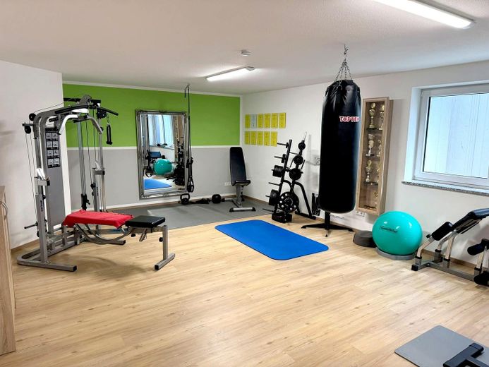 Habiter et travailler : appartement de 5 pièces au rez-de-chaussée avec jardin et bureau/salle de loisirs de 60 m² au sous-sol – 60 m² Büro/Hobbyraum im Keller