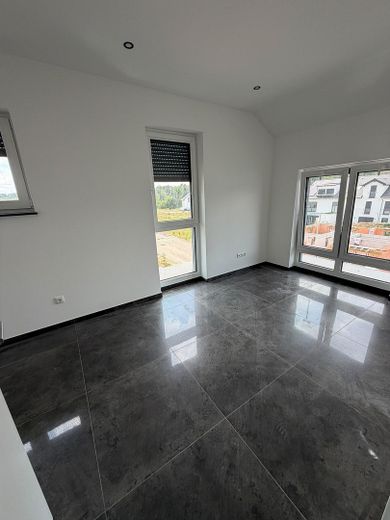 Moderne 4-Zimmer-Neubauwohnung mit Einbauküche, Balkon und Stellplatz in Rodenbach – Foto 6